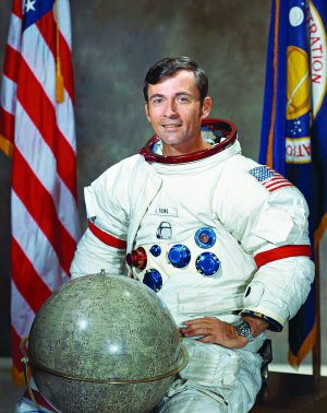 Американський астронавт Джон Янг на протокольному знімку аерокосмічної агенції Сполучених Штатів із глобусом Місяця. Працював у НАСА з 1962 року. Побував у космосі шість разів