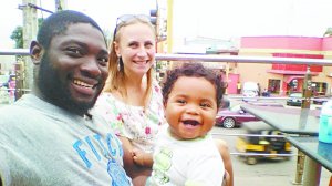 Ірина Пілат з чоловіком Фемі та сином Лукасом гуляють нігерій­ським містом Лагос. Жінка самостійно з дому не виходить