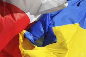 В Польше активно обсуждается вопрос украинских рабочих, которых заставили носить одежду в сине-желтых цветах. Фото: УНИАН