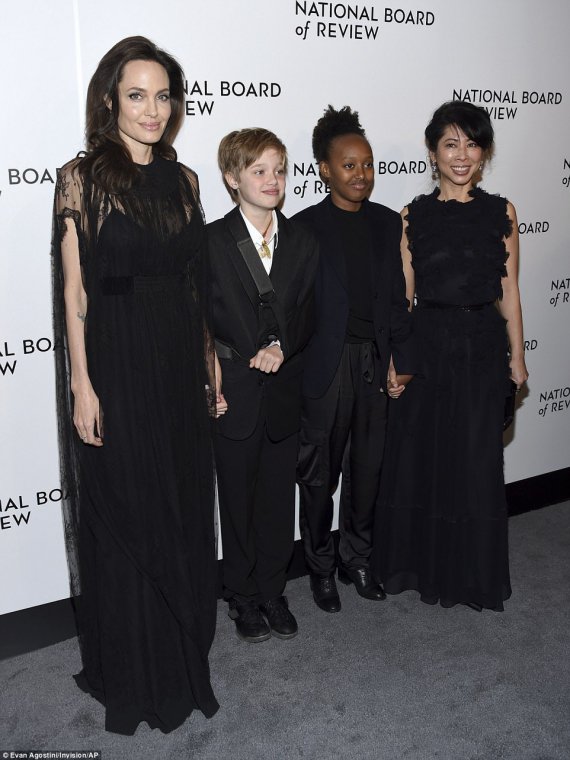 Анджелина Джоли прйшла с детьми на светское мероприятие
