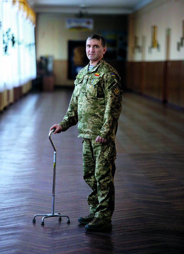 Ігор ”Сумрак” ГОРДІЙЧУК 45 років, Герой України, генерал‑майор Збройних сил. Народився 12 листопада 1972-го в селі Залізниця Корецького району на Рівненщині. Мати понад 20 років була головою сільради. ”Її заслуга, що отримав освіту й таке виховання”. Батько працював водієм. Має старшу сестру й молодшого брата. ”Із дитинства любив спорт і військову справу. Мав розряди у стрільбі, легкій атлетиці. Найбільше захоплення – футбол. Весь вільний час грав”. Три роки провчився в Омському танковому інженерному училищі. Столичний інститут сухопутних військ Національної академії оборони закінчив 1994-го. Навчався в Коледжі сухопутних військ Збройних сил США. Володіє англійською, німецькою, польською мовами. Пройшов шлях від командира взводу до заступника командира танкового полку. З травня до грудня 2010-го служив у складі міжнародного контингенту в Афганістані. Після повернення став першим заступником начальника Академії сухопутних військ імені Петра Сагайдачного. У квітні 2014 року призначили в Головний командний центр Міноборони. Служив начальником центру оперативного керівництва. Позивний ”Сумрак” отримав, коли обійняв посаду помічника начальника розвідки зі спецоперацій. Захищав Іловайськ. Після бою за Савур-Могилу лікарі два місяці боролися за його життя. На початку лютого 2016‑го з паралічем половини тіла потрапив до реабілітологів. Поступово повернув рухливість. Повне відновлення триватиме ще один-два роки. 26 квітня 2016-го приступив до виконання обов’язків начальника Київського військового ліцею імені Івана Богуна. Герой України, має ордени Богдана Хмельницького II й III ступенів. Одружений. 22-річна донька навчається на філолога. ”Із дружиною вчилися в одній школі. Познайомилися близько, коли вже став офіцером. Теж служить за контрактом”