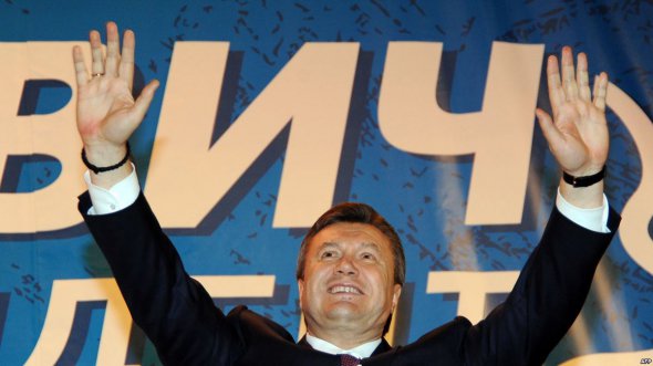 Виктор Янукович на 3,48% "обошел" Юлию Тимошенко в президентской гонке