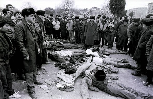 Жителі азербайджанської столиці Баку стоять біля жертв нічних сутичок на вулицях міста  20 січня 1990 року. Тоді для придушення мітингів опозиції ввели 20 тис. радянських військ. Загинули майже 100 громадян. Події отримали назву ”Чорний січень”