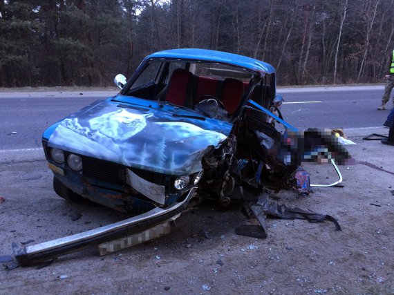 Водій Mitsubishi Carisma виїхав на зустрічну смугу і зіткнувся з автомобілем ВАЗ 2106, в якому перебувало четверо військових