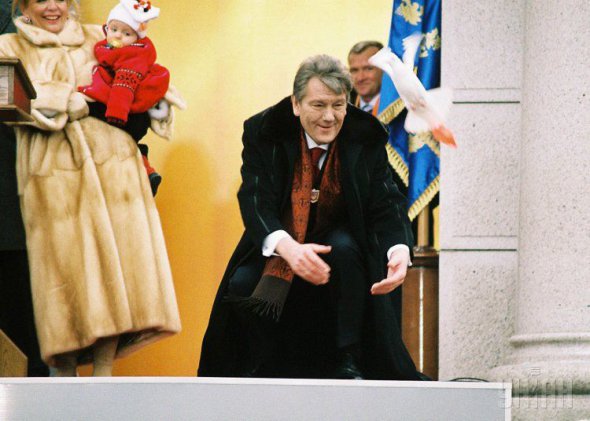 Виктор Ющенко выпускает голубей на площади Независимости в Киеве 23 января 2005