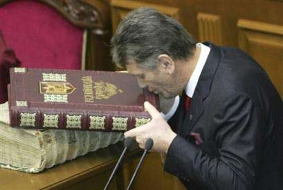 Виктор Ющенко целует Конституцию после присяги в Верховной Раде 23 января 2005