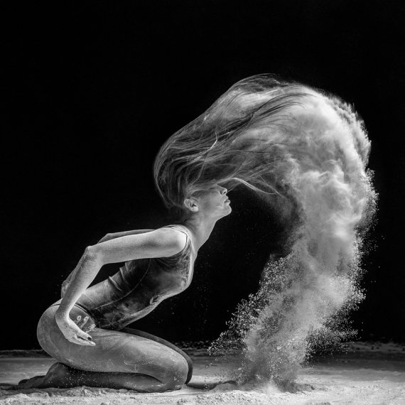 Фотограф Олександр Яковлєв знімає балерин у танці