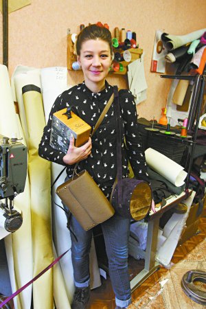 Ірина Себелєва тримає сумки власного виробництва у своїй київській майстерні. Їх виготовляє зі шкіри та дерева
