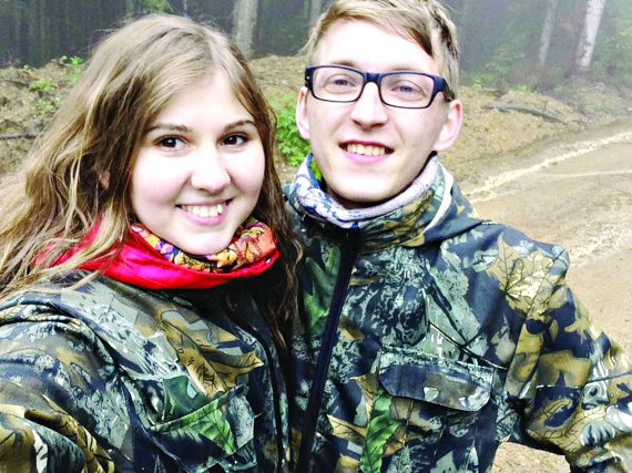 Дмитро й Алла Велки продають незвичайні ручки, блокноти, пенали та інші канцелярські вироби. Замовляють товар у Китаї. Мають постійних покупців серед школярів і вчителів