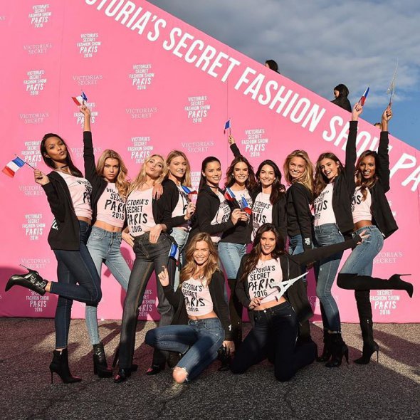 Модели Victoria's Secret показали закулисье шоу