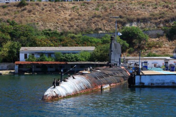 Большой дизельная подводная лодка" Запорожье "641-го проекта во временно оккупированном Севастополе. Лето 2017 года