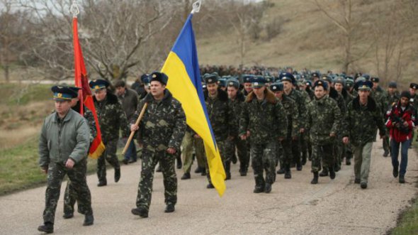 Марш беззбройних українських військових на аеродромі Бельбек