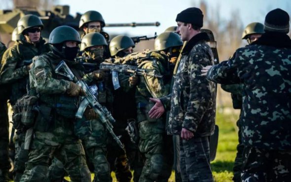 Російські військові погрожують українському офіцеру 