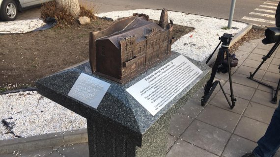 На вулиці Хрещатик у Черкасах поставили міні-копії Громадського банку та художньої школи імені Данила Нарбута.