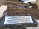 На вулиці Хрещатик у Черкасах поставили міні-копії Громадського банку та художньої школи імені Данила Нарбута.