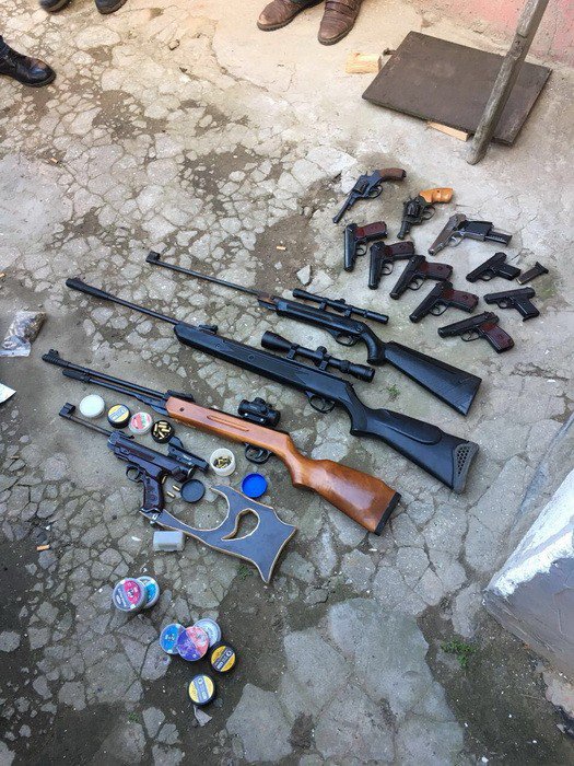 У злоумышленника изъяли 11 пистолетов и револьверов, 3 винтовки, глушители и патроны различного калибра