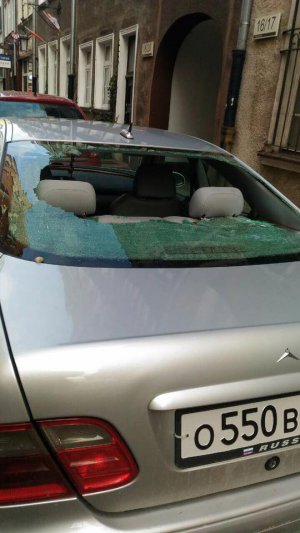 Камни разбили стекло автомобиля