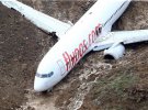 В Турции самолет скатился в пропасть