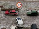 В Деснянском районе столицы двум припаркованным во дворе автомобилей пробили колеса