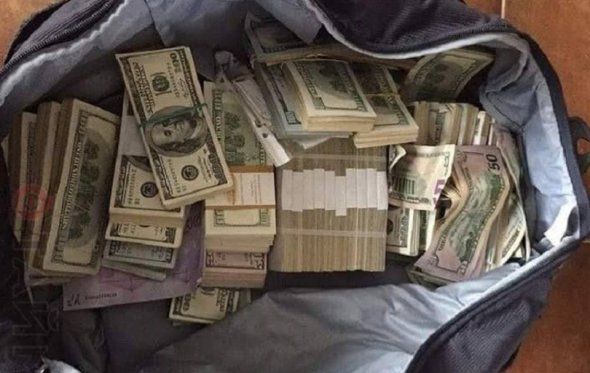 В аэропорту "Борисполь" мужчина забыл черную кожаную сумку, в которой лежали 8000 долларов