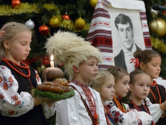 Діти щедрують поруч з фото Василя Стуса.