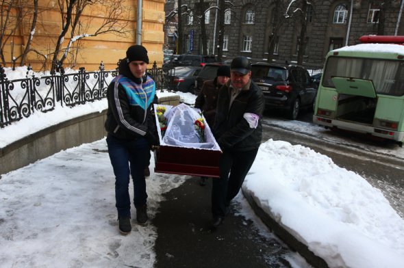 Поховали Олексу Логвиненка 20 січня 2016-го. Прощання було в столичному Будинку письменників