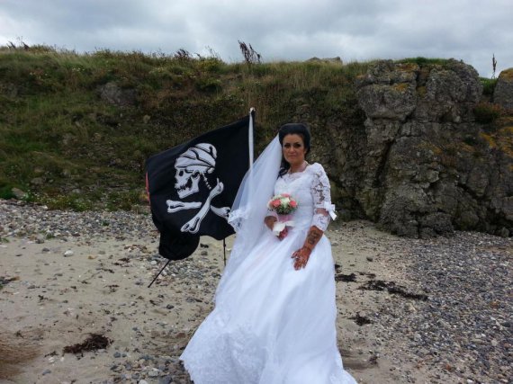 45-летняя мать пятерых детей Аманда Тиг из Северной Ирландии вышла замуж за призрака пирата, который умер в 18 веке.