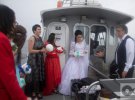 Свадьбу между пиратом и Амандой сыграли на лодке в нейтральных водах Атлантического океана