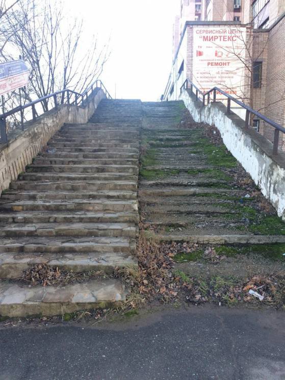 Показали розбитий центр Луганська