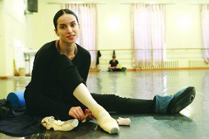 Прима Національної опери України Наталія Мацак взуває пуанти перед репетицією балету ”Баядерка”