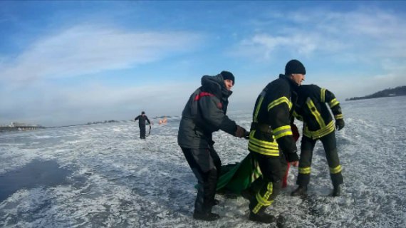 В Черкассах двое подростков провалились под лед, один погиб 