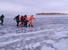В Черкассах двое подростков провалились под лед, один погиб 