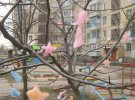 Жители Горишних Плавней украшают деревья ледовыми игрушками