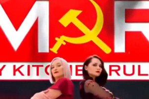 Российские конкурсантки позируют на фоне логотипа с вмонтированными серпом и молотом, пьют водку и обращаются к Владимиру Путину со словами: "Что мы будем делать сегодня? Завоевывать мир. С чего начнем? Из Австралии".