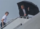 "Стабильный гений" Трамп оставил жену и сына под дождем - реакция сети