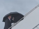 "Стабильный гений" Трамп оставил жену и сына под дождем - реакция сети