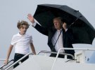 "Стабильный гений" Трамп оставил жену и сына под дождем - реакция сети