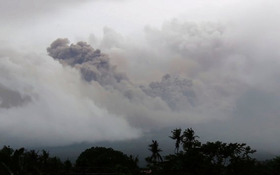 Пірокластичний поток під час виверження вулкана Майон на Філіппінах: евакуювали 34 тис. чоловік