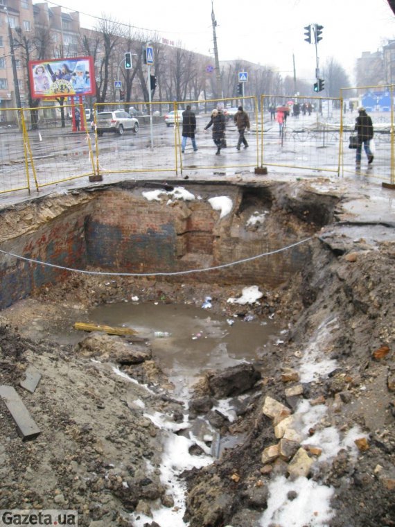 Підвал 100-літнього аптечного складу знайшли комунальники у центрі Черкас 17 січня 2013 року