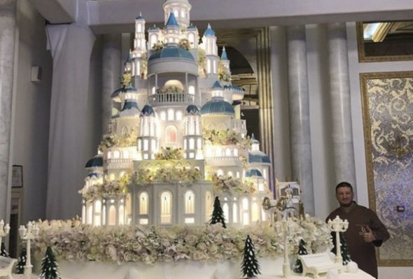 Родичка президента Казахстану пригощала на своєму весіллі гостей 1,5-тонним тортом