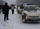 На проспекте Победы на выезде на Житомирскую трассу столкнулись полицейська Toyota, автобус, микроавтобус и Dacia