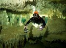 Дайверы наткнулись на, возможно, самую большую в мире подводную пещеру, в которой нашли реликвии майя