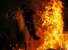 За народним повір'ям, коні, котрі пройдуть через вогонь напередодні 17 січня, очистяться від негативу