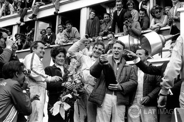 24 часа Ле-Мана 1967 года. Подиум: победители Эй-Джей Фойт, Дэн Герни и другие. Вероятно, первое использование шампанского на подиуме