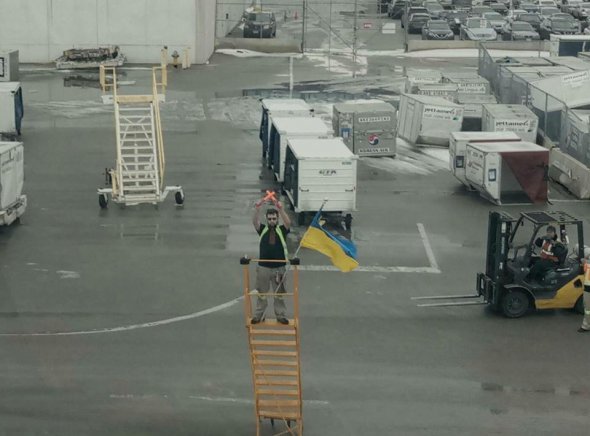 Канадец встречает украинский самолет в аэропорту Ванкувера