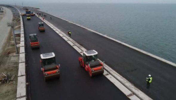 На Керченский моста установили первые фонари. Защищены от тумана и морской воды