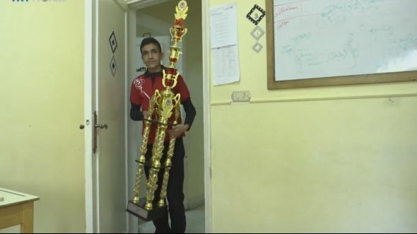 Абдель у своїй школі в Каїрі демонструє журналістам приз конкурсу. До участі в ньому готувався з 2012 року.