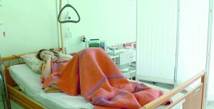 Світлана Шаталова із села Семенівка Мелітопольського району на Запоріжжі лежить у реанімації районної лікарні. Колишній чоловік кинув у її автомобіль бойову гранату. Жінка має осколкові поранення, втратила півтора літра крові