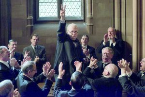В англійському фільмі ”Темні часи” актор Гері Олдмен зіграв роль прем’єр-міністра Великої Британії Вінстона Черчилля. Після промови показує жест у формі латинської літери ”V”, що символізує перемогу над Гітлером