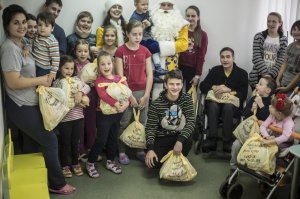Благодійний фонд ”Деликат” влаштував свято для хворих дітей у Черкаській лікарні. Глядачів розважали Дід Мороз та Снігуронька